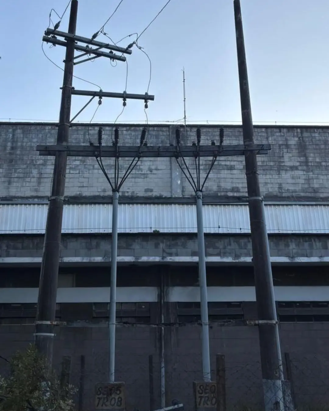 Entrada de energia em média tensão com postes, cruzetas, muflas e para-raios instalados